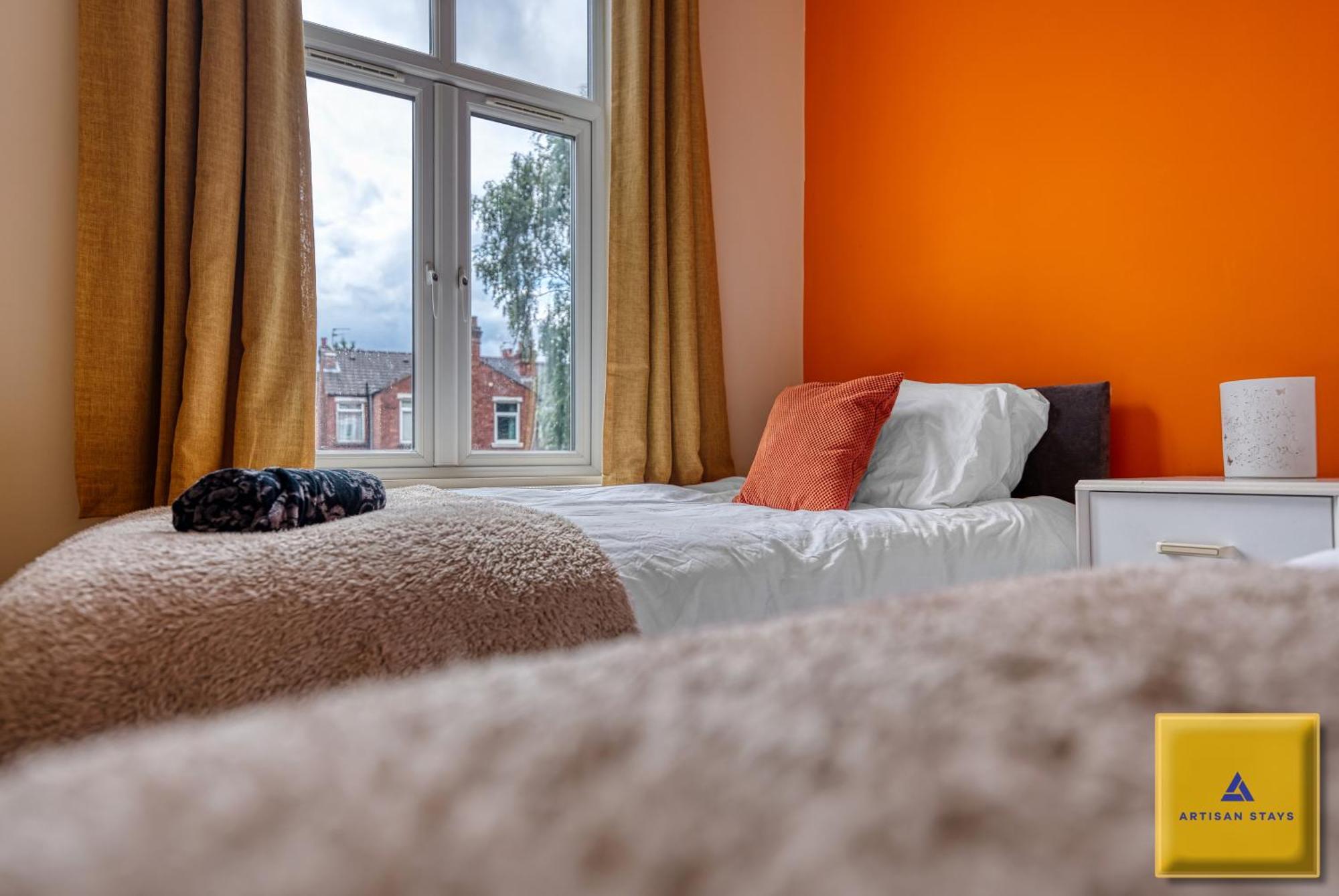4 Bedroom, 6 Beds, 3 Bathrooms, Near Nec & Birmingham Airport, Business, Contractor And Family Friendly, Free Wi-Fi, Free Parking Ковънтри Екстериор снимка