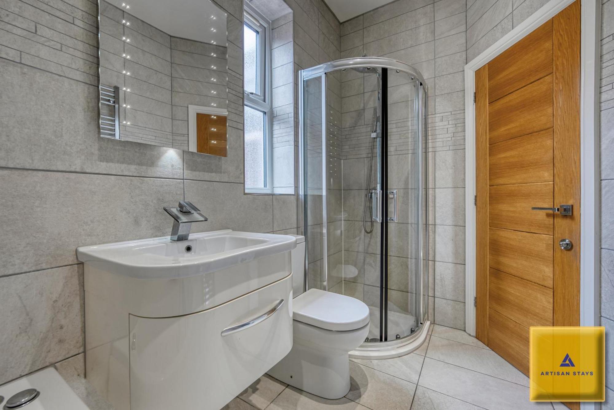 4 Bedroom, 6 Beds, 3 Bathrooms, Near Nec & Birmingham Airport, Business, Contractor And Family Friendly, Free Wi-Fi, Free Parking Ковънтри Екстериор снимка