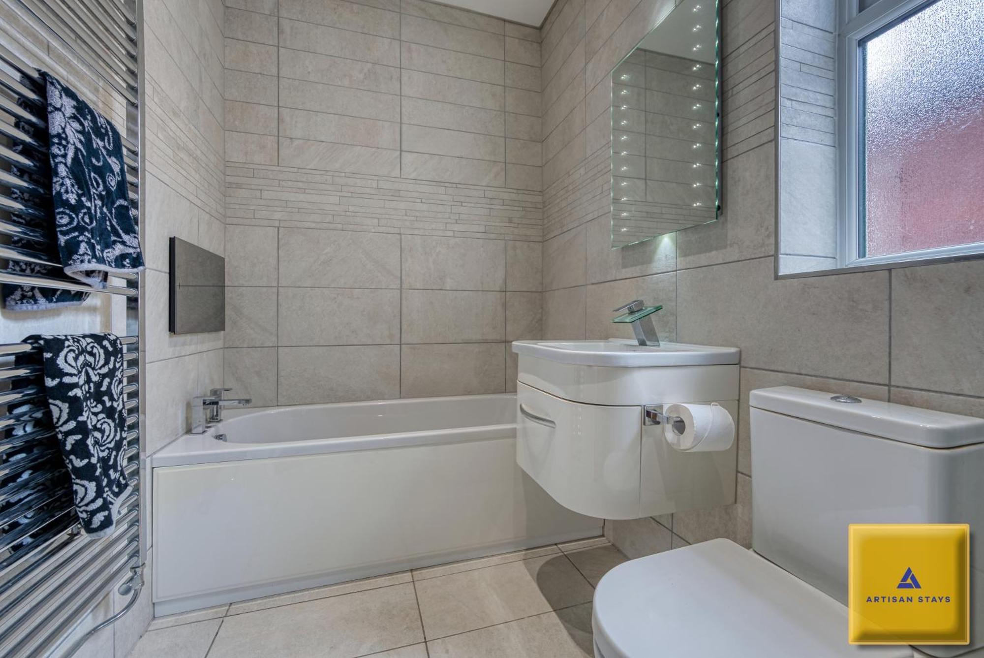 4 Bedroom, 6 Beds, 3 Bathrooms, Near Nec & Birmingham Airport, Business, Contractor And Family Friendly, Free Wi-Fi, Free Parking Ковънтри Екстериор снимка