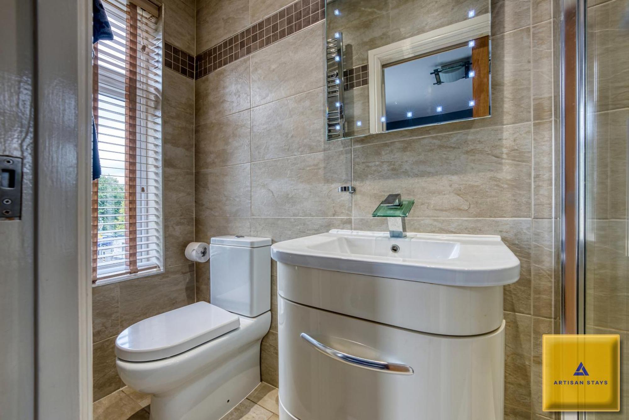 4 Bedroom, 6 Beds, 3 Bathrooms, Near Nec & Birmingham Airport, Business, Contractor And Family Friendly, Free Wi-Fi, Free Parking Ковънтри Екстериор снимка