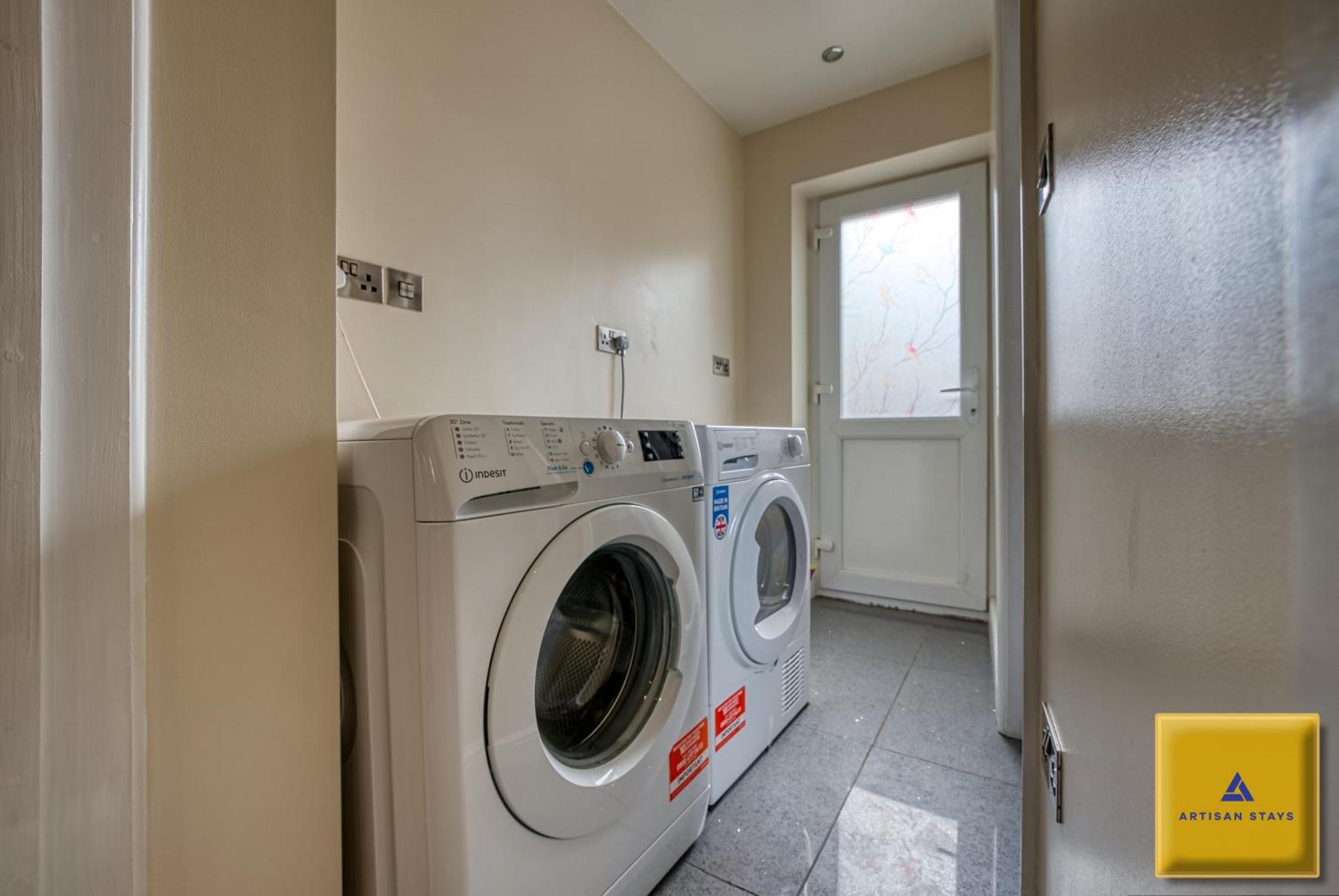 4 Bedroom, 6 Beds, 3 Bathrooms, Near Nec & Birmingham Airport, Business, Contractor And Family Friendly, Free Wi-Fi, Free Parking Ковънтри Екстериор снимка