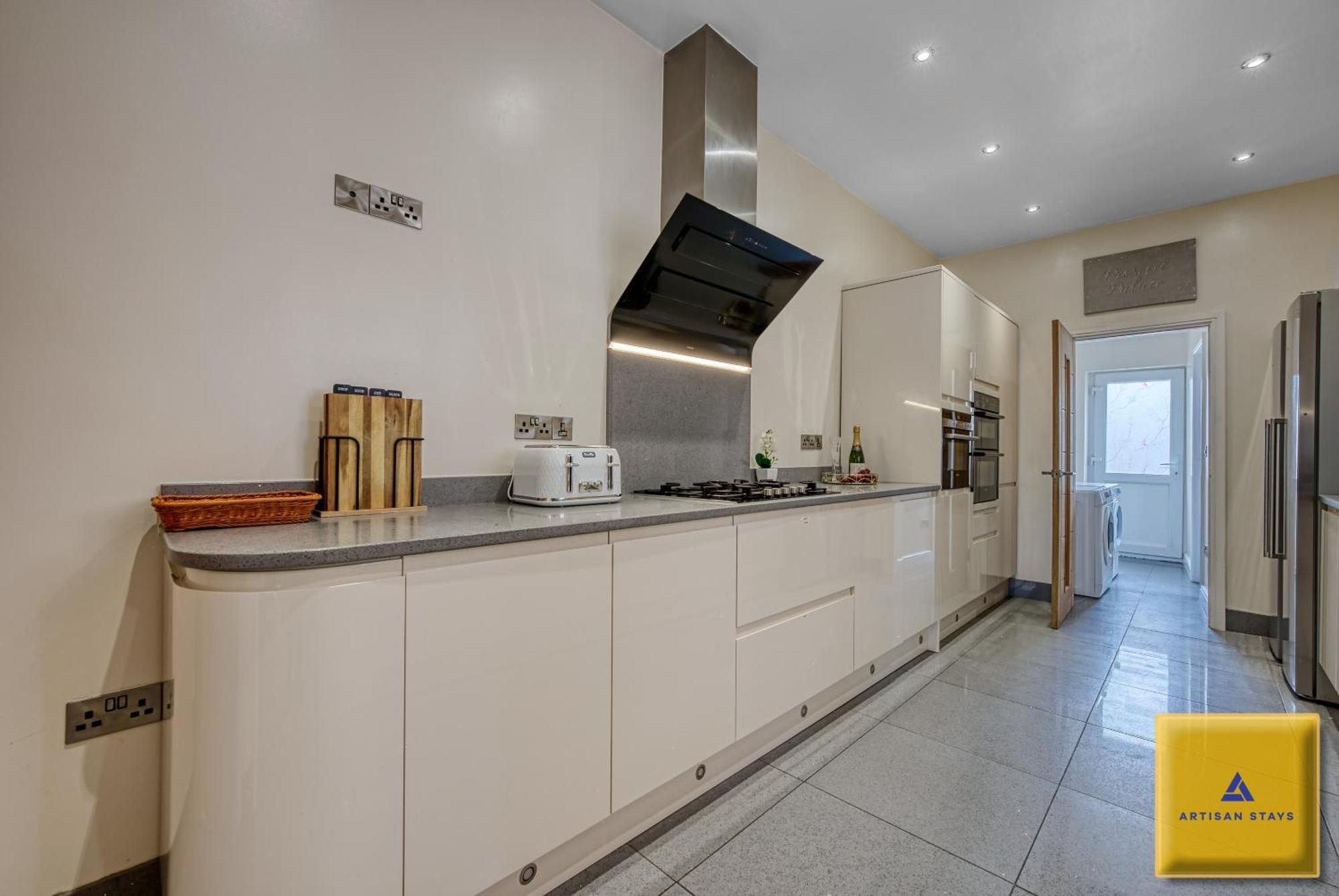 4 Bedroom, 6 Beds, 3 Bathrooms, Near Nec & Birmingham Airport, Business, Contractor And Family Friendly, Free Wi-Fi, Free Parking Ковънтри Екстериор снимка