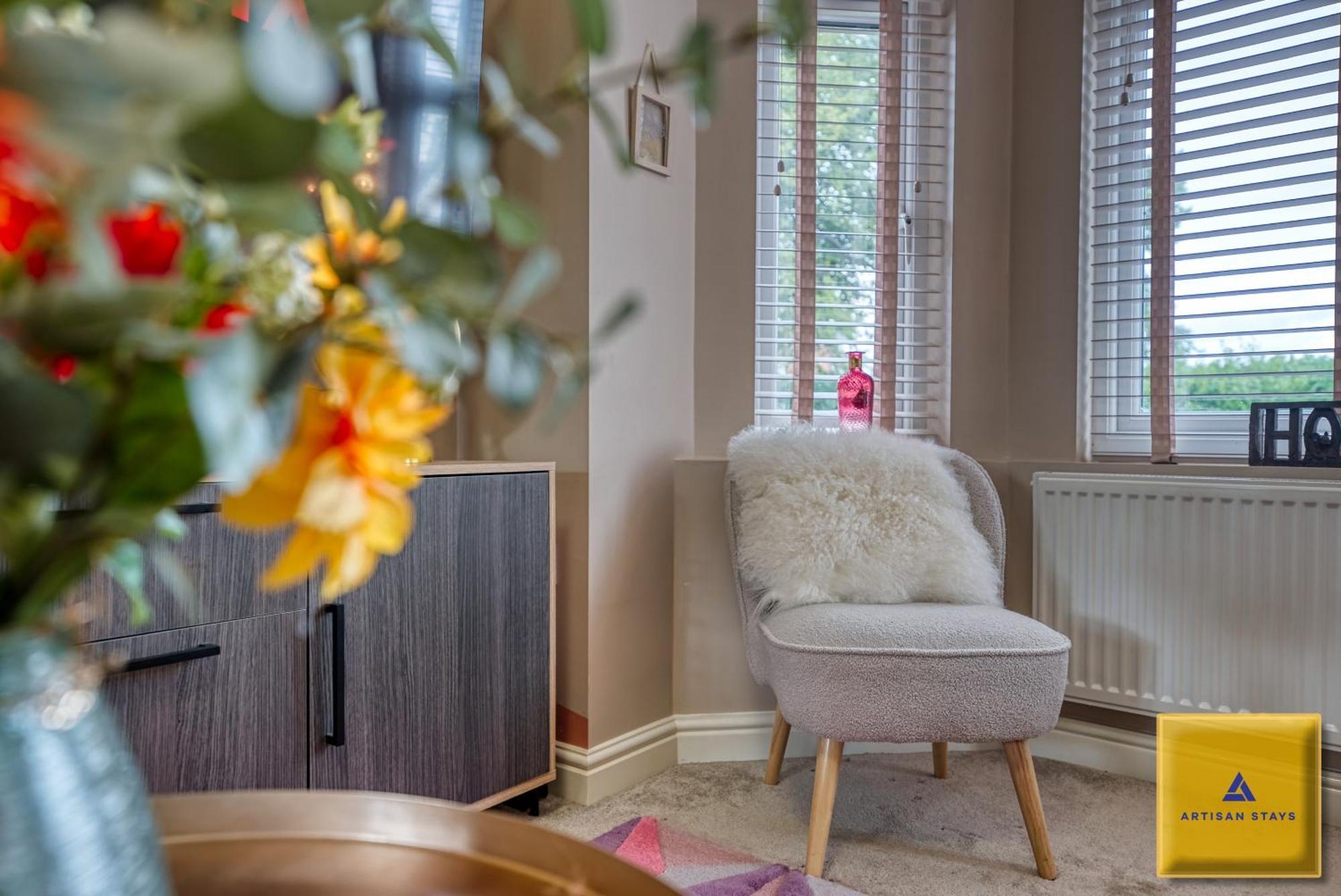 4 Bedroom, 6 Beds, 3 Bathrooms, Near Nec & Birmingham Airport, Business, Contractor And Family Friendly, Free Wi-Fi, Free Parking Ковънтри Екстериор снимка